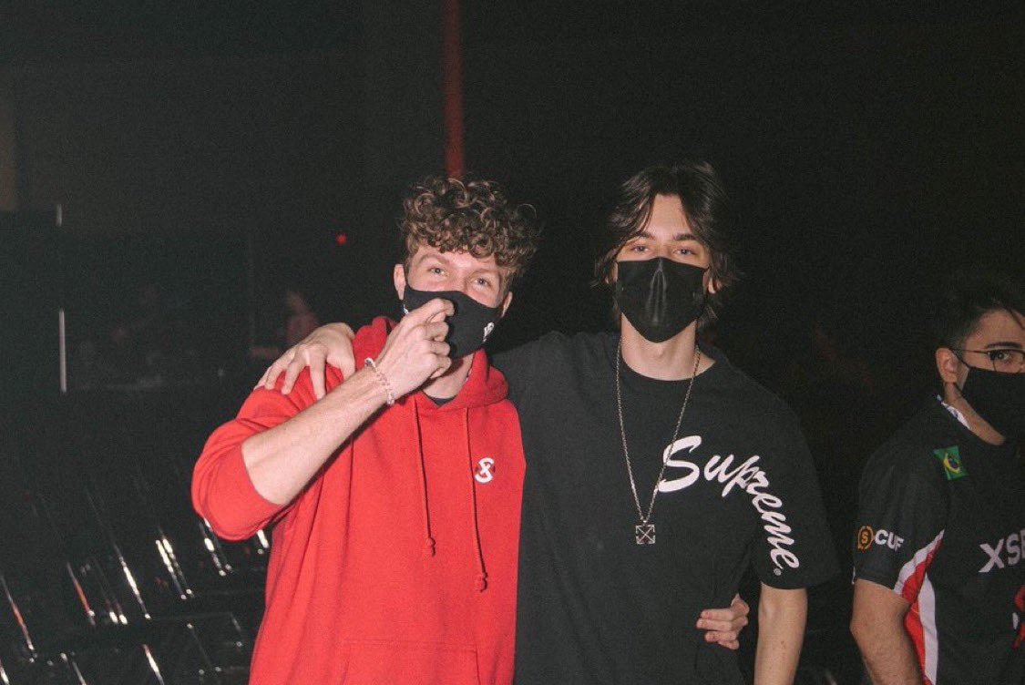 Big dog keeps getting older 

This is the guy I owe my early siege career to. He took me under his wing and literally changed my life because of it. 

Thank you and love you Leo you my goat❤️ (we need an updated photo Jesus)
