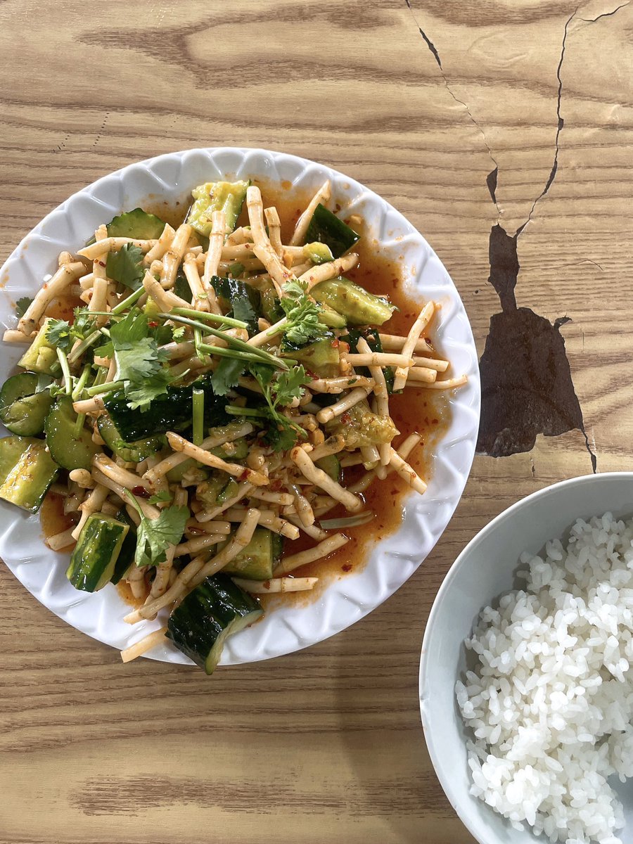 haohaotokyo's tweet image. 市場の中にある食堂でお客さんが食べていた料理が気になったので写真だけ撮らせてもらって、お腹が減った頃にその食堂に戻って写真を指差してこれが食べたいと言ったら「ちょっと待ってろ」みたいな感じで市場の中にある八百屋で食材を買ってきて作ってくれたドクダミの根っこときゅうりの和え物。