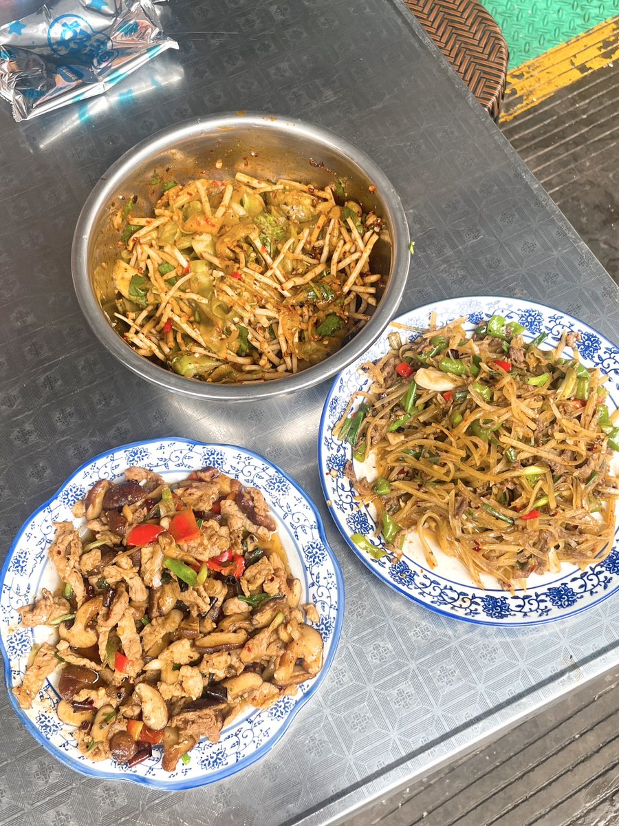 haohaotokyo's tweet image. 市場の中にある食堂でお客さんが食べていた料理が気になったので写真だけ撮らせてもらって、お腹が減った頃にその食堂に戻って写真を指差してこれが食べたいと言ったら「ちょっと待ってろ」みたいな感じで市場の中にある八百屋で食材を買ってきて作ってくれたドクダミの根っこときゅうりの和え物。