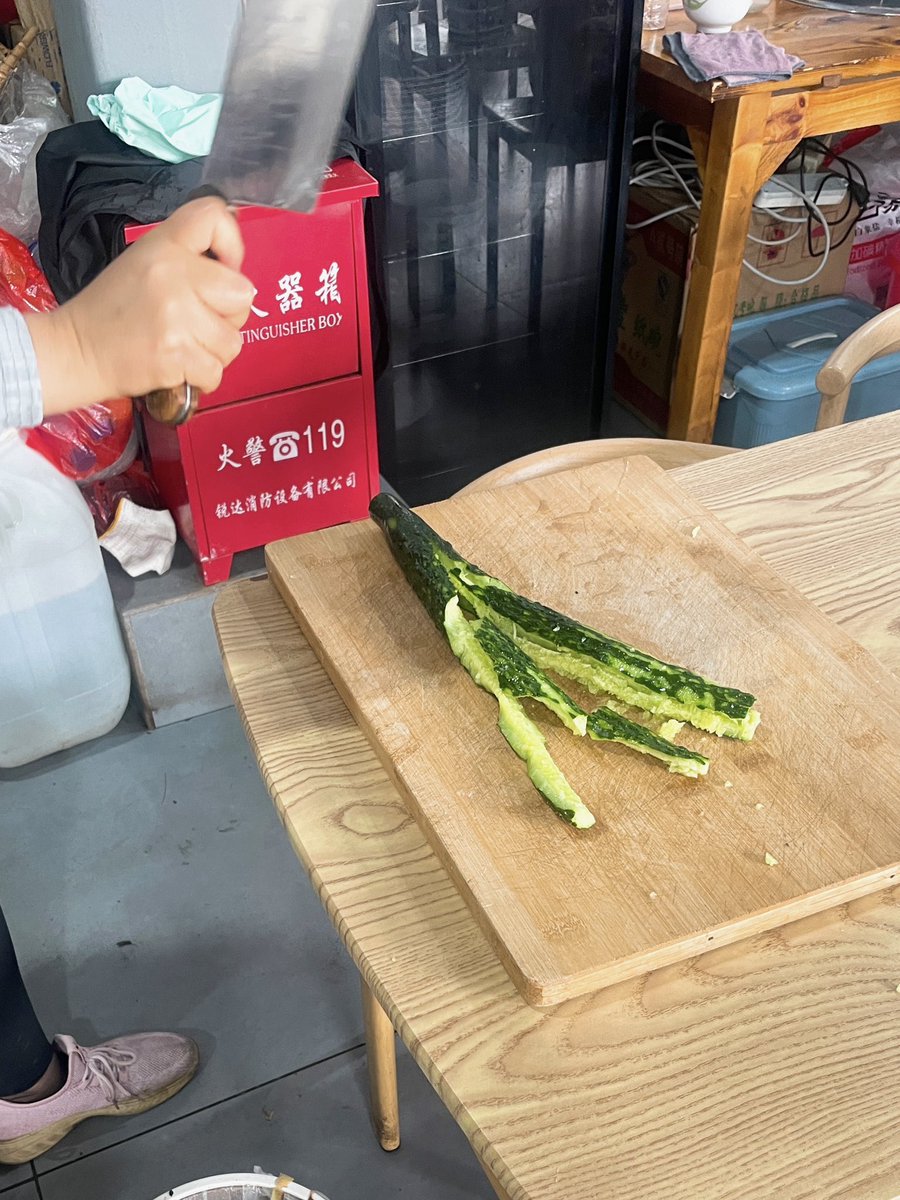 haohaotokyo's tweet image. 市場の中にある食堂でお客さんが食べていた料理が気になったので写真だけ撮らせてもらって、お腹が減った頃にその食堂に戻って写真を指差してこれが食べたいと言ったら「ちょっと待ってろ」みたいな感じで市場の中にある八百屋で食材を買ってきて作ってくれたドクダミの根っこときゅうりの和え物。