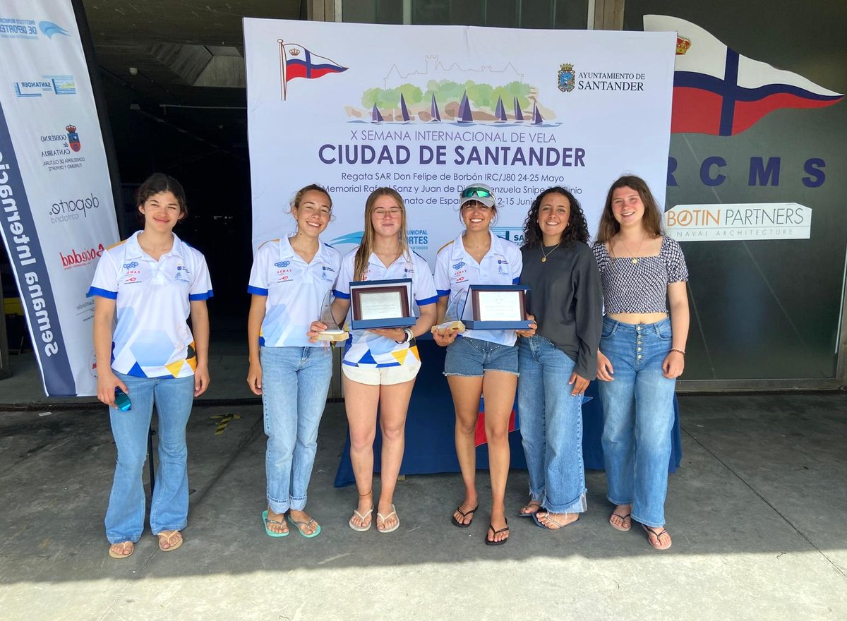 Las canarias Inés Martín y Natalia Méndez campeonas de España de #29er en #Santander.

Las del RCMS, Olivia Martínez y Lucía Yllera, logran el subcampeonato femenino y firman un meritorio 5 en la general absoluta. Terceras han sido las también canarias Maite Díaz y Ana Chegni