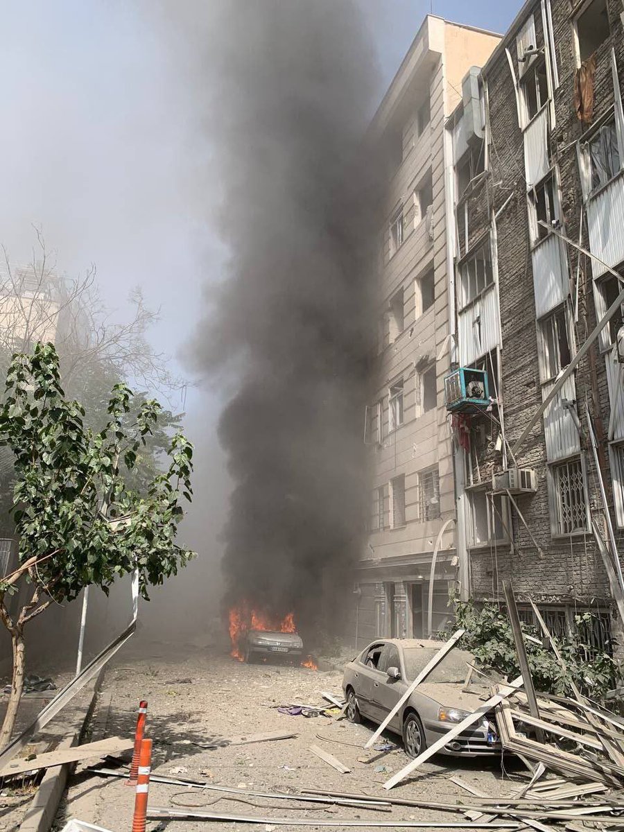 De lokale Mossad-agenten doen fantastisch werk‼️

Tot nu toe zijn er in heel Teheran vijf auto's met bommen tot ontploffing gebracht, gericht op bekende personen en Basij-troepen.