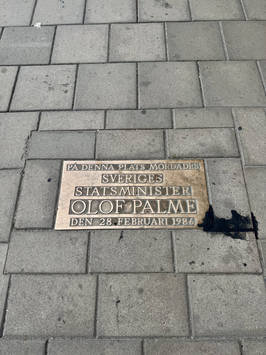 franksteibli's tweet image. In Gedenken an einen der bedeutendsten Sozialdemokraten, den die Welt erleben durfte und der hier brutal aus dem Leben gerissen wurde 1986: #Olof #Palme 🌹 #Stockholm #Schweden