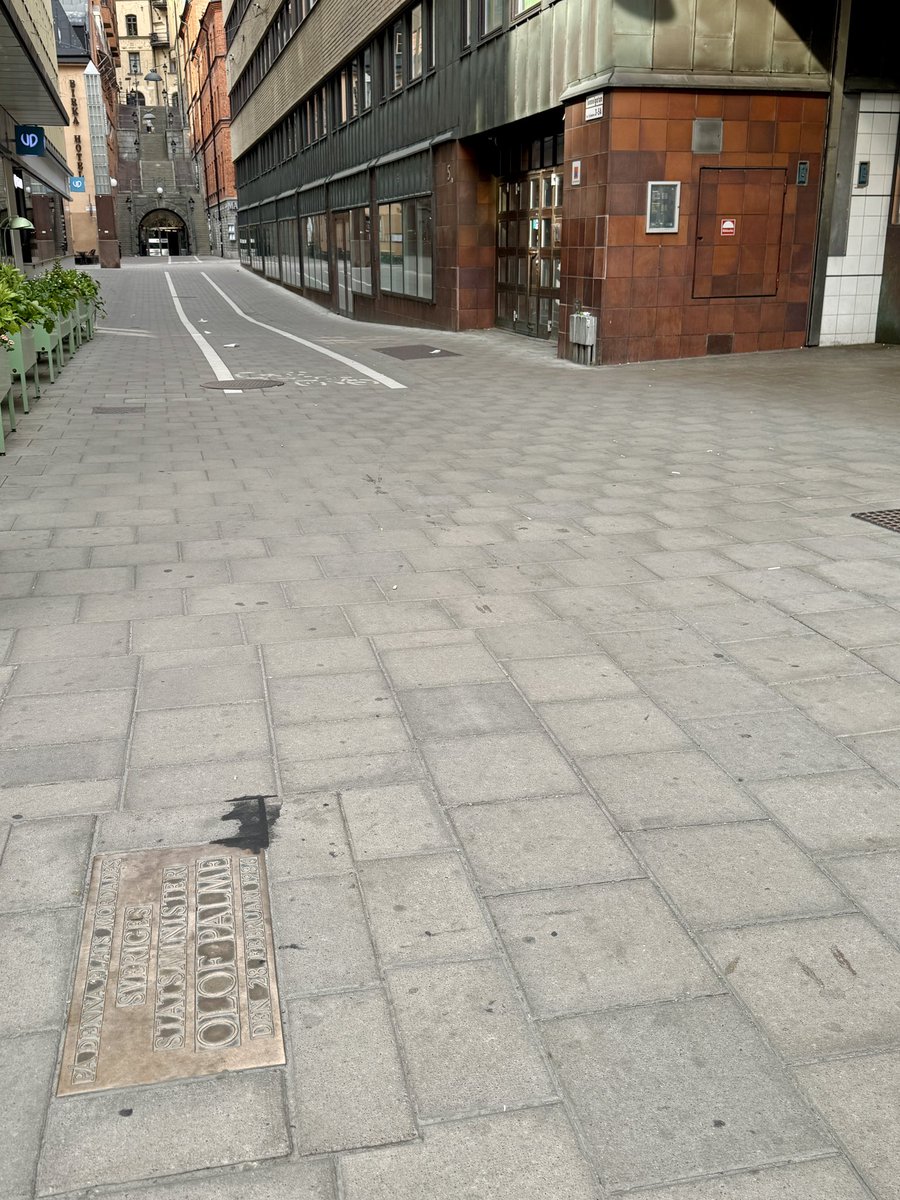 franksteibli's tweet image. In Gedenken an einen der bedeutendsten Sozialdemokraten, den die Welt erleben durfte und der hier brutal aus dem Leben gerissen wurde 1986: #Olof #Palme 🌹 #Stockholm #Schweden