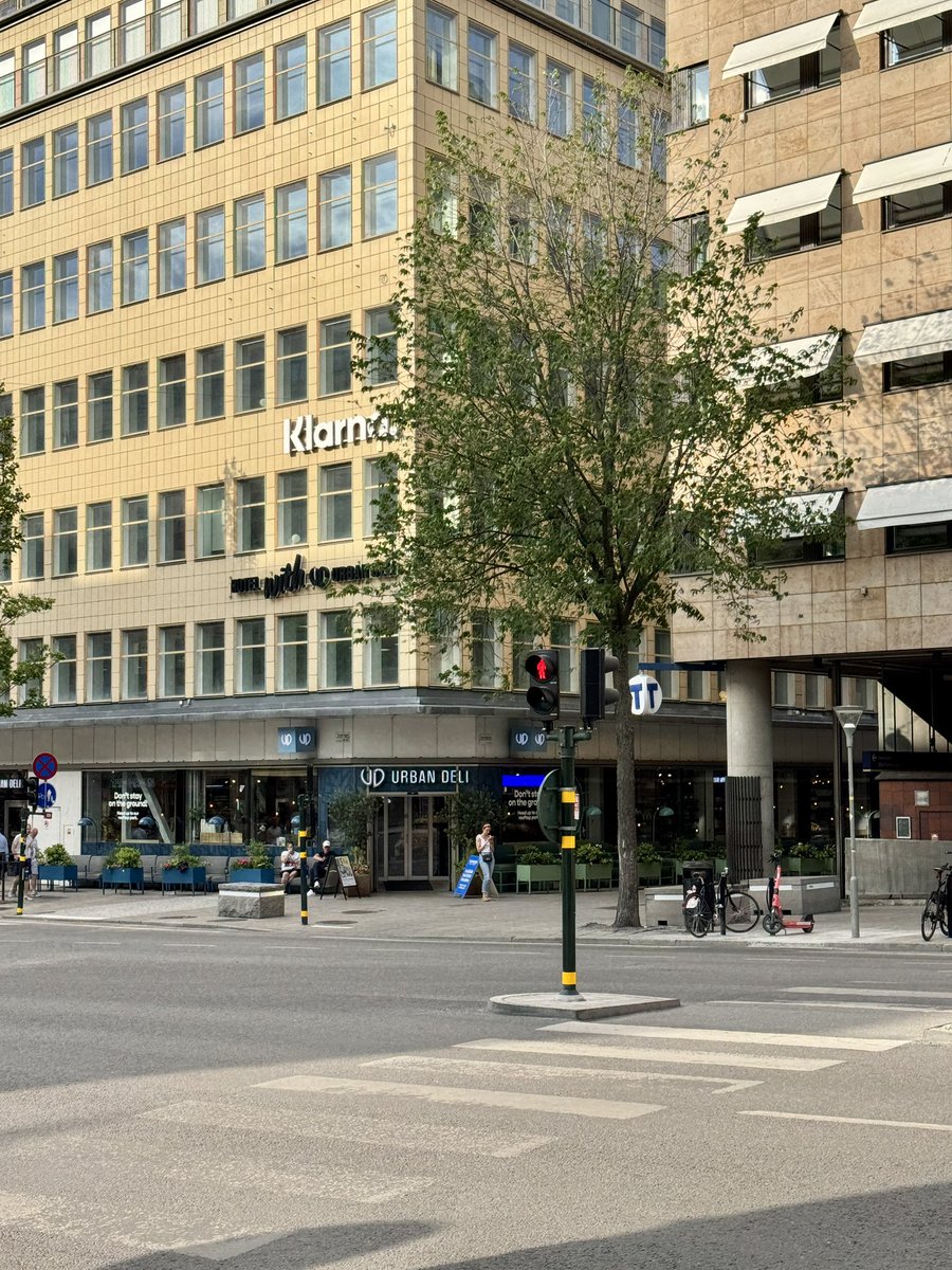 franksteibli's tweet image. In Gedenken an einen der bedeutendsten Sozialdemokraten, den die Welt erleben durfte und der hier brutal aus dem Leben gerissen wurde 1986: #Olof #Palme 🌹 #Stockholm #Schweden