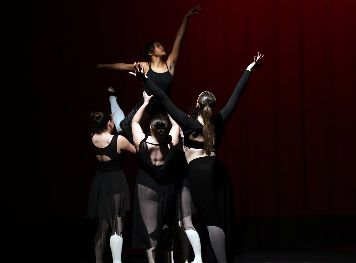 🎭 Liz Driscoll '25 graduated last month and focused their Senior Comprehensive Project on rethinking choreography in Broadway musicals — now they are working at a premier musical theater, the @paper_mill.

Explore our visual and performing arts 🩰 go.allegheny.edu/visual-perform…