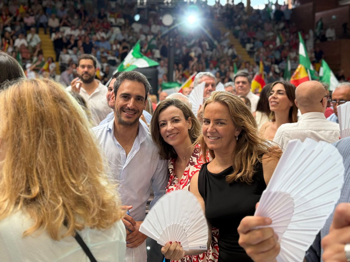 Lleno en Málaga con <a href="/NunezFeijoo/">Alberto Núñez Feijóo</a> y <a href="/JuanMa_Moreno/">Juanma Moreno</a>. #Democracia