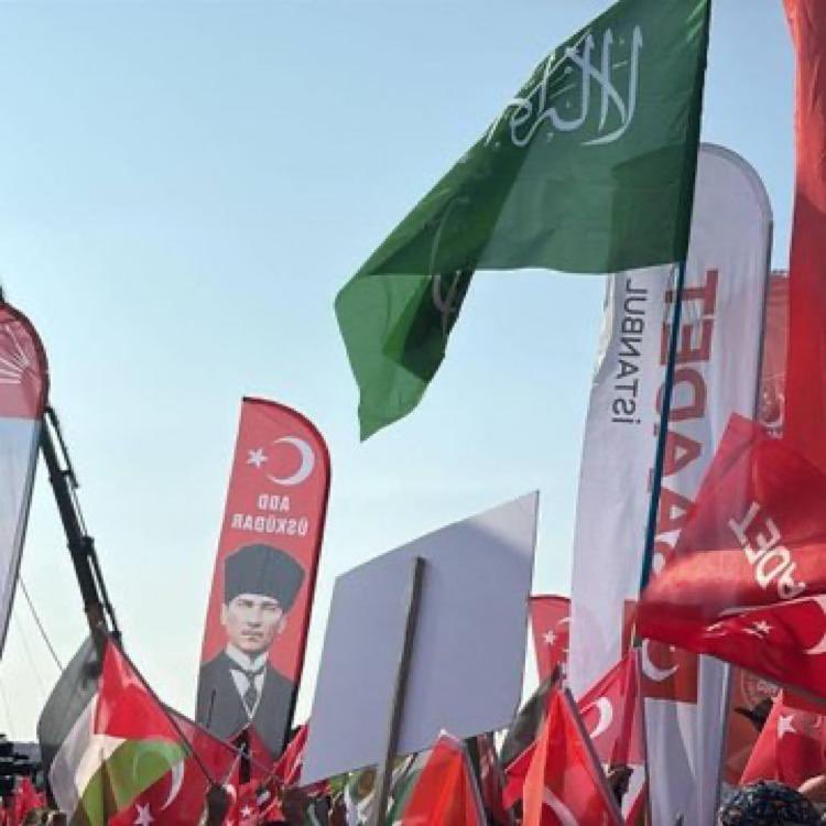 Bu milletin geleceğini yok edersen,bir bakarsın omuz omuza olmuş…

Özgür Özel çok güzel konuştu…