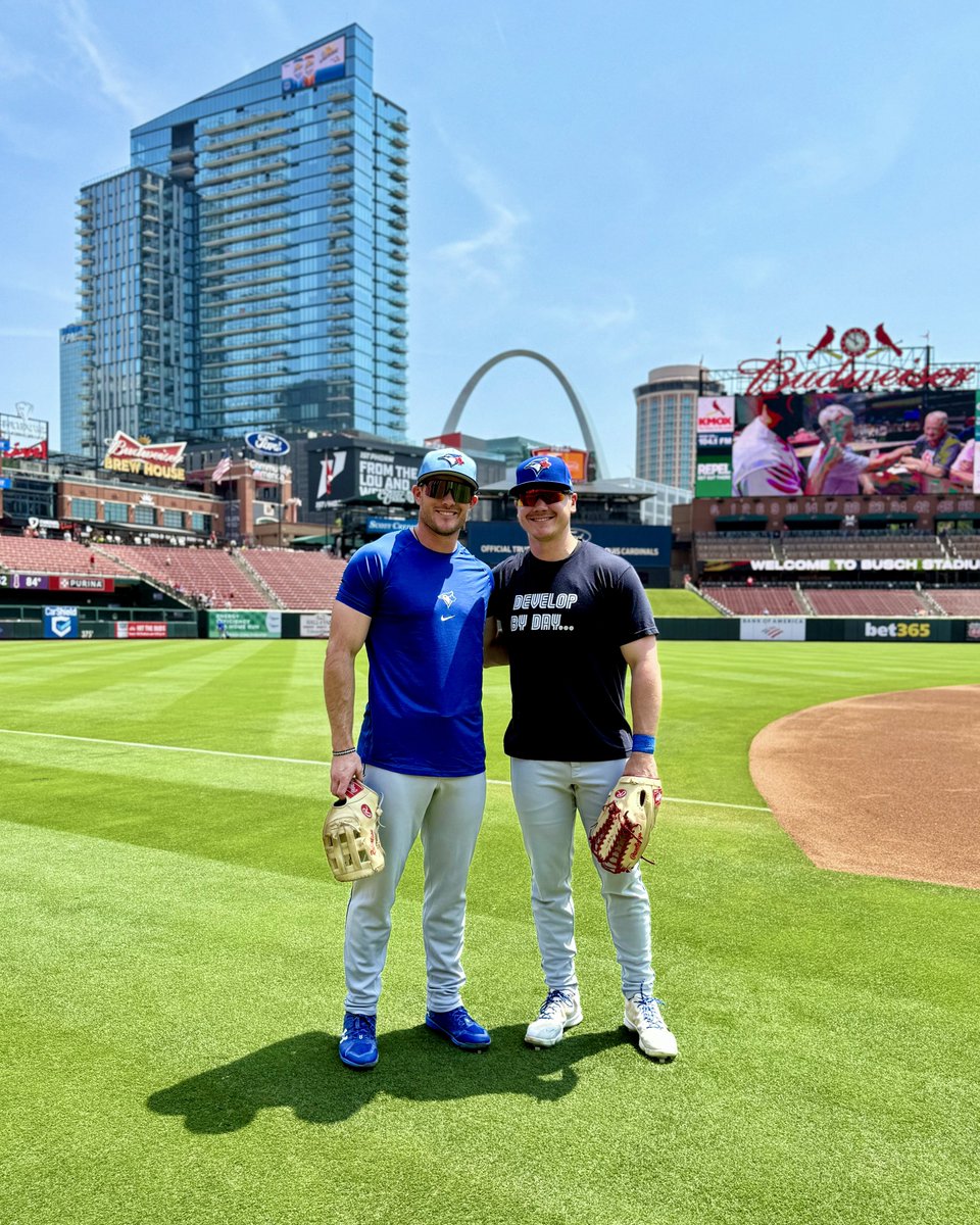 Today is Will Robertson’s FIRST #FathersDay as a Dad 🥹

He makes his <a href="/MLB/">MLB</a> debut in front of his family, alongside his College teammate and close friend - Alan Roden!
