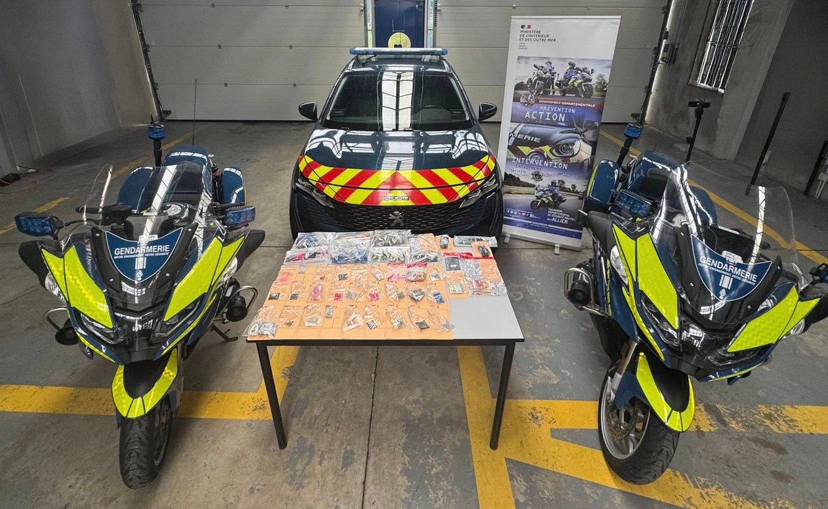 #BellesAffaires 🚘 Les gendarmes sur le bord de la route, un cliché ? Non.
La mise en place d'un contrôle routier a permis aux gendarmes de l'#Allier, après un refus d'obtempérer, d'intercepter un véhicule dont les 5 occupants tentaient de se débarrasser de produits stupéfiants.