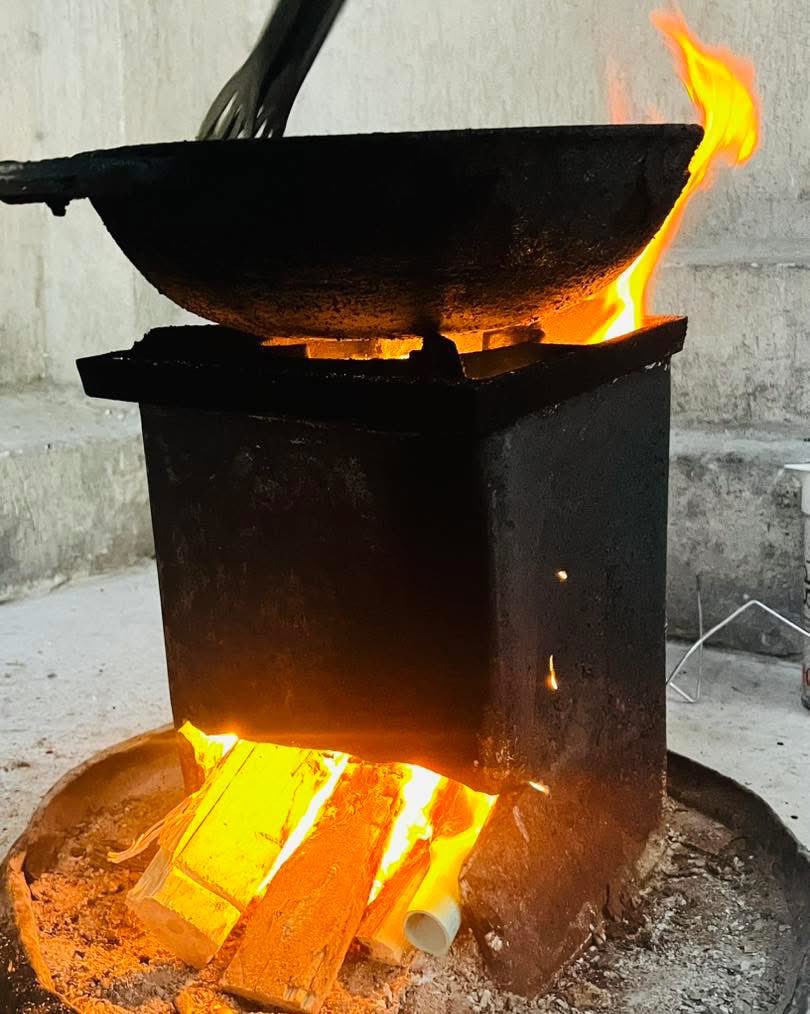 In Gaza, cooking is no longer just a daily task, but a daily struggle for survival.
This photo isn't from a long time ago, but from the heart of the current reality:
Cooking over firewood after months of gas cuts and a severe shortage of the most basic necessities of life.