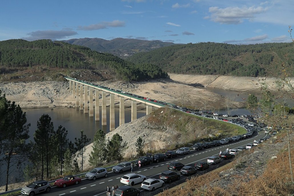 🌡️Drought and extreme heat reduce #CarbonSequestration capacity in plants, according to a study carried out by the Autonomous University of Barcelona

Read the news: tinyurl.com/43j86nkv

#ClimateChange #soil