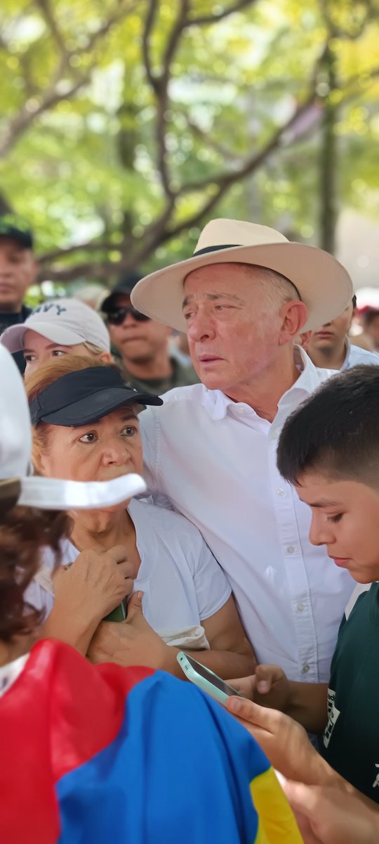 En Medellín el expresidente Uribe acude con respeto y recogimiento a la Marcha del Silencio.

Su invitación siempre a los asistentes fue participar en silencio por respeto a Miguel.