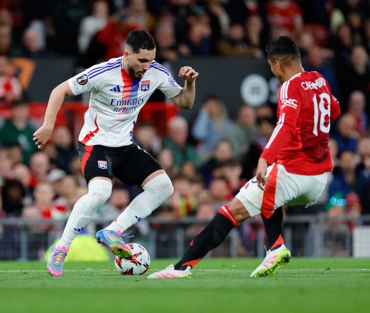 🚨 Rayan Cherki 🇫🇷 𝗩𝗘𝗨𝗧 “𝗧𝗨𝗘𝗥” Manchester United 😤 (𝗲𝘁 𝗻’𝗮 𝗽𝗮𝘀 𝗼𝘂𝗯𝗹𝗶𝗲́ 𝗹’𝗲́𝗹𝗶𝗺𝗶𝗻𝗮𝘁𝗶𝗼𝗻 𝗮𝘃𝗲𝗰 𝗹’𝗢𝗟) :

« Je n'ai pas aimé quand Manchester United a gagné le match contre l’OL parce que je suis un Lyonnais.

𝗠𝗮𝗶𝗻𝘁𝗲𝗻𝗮𝗻𝘁,