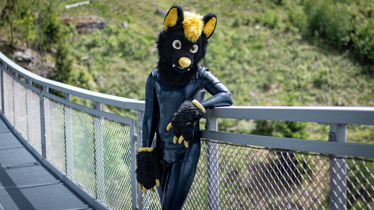Happy #InternationalLatexDay!
Stay shiny! ✨💛

📷 <a href="/ShinyEmagan/">Emagan</a>