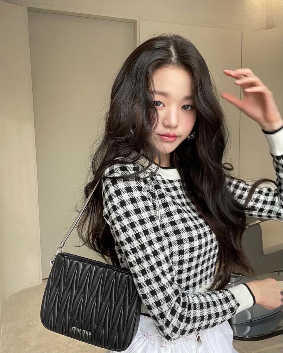 mikhslm's tweet photo. wonyoungism this, wonyoungism that, ever since i was in jhs i’ve always wanted to replicate the vibes of these wonyoung pics https://t.co/TZ2vb3zBky