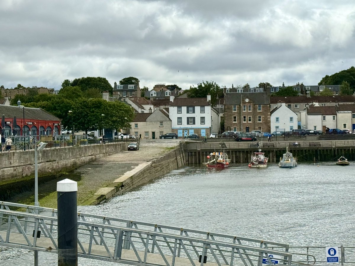 Grey day at #Newhaven harbour 💚✌️