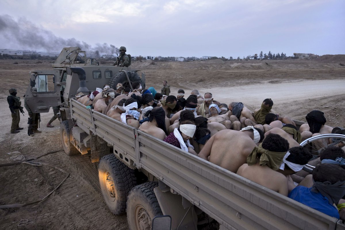 SantiPalacios's tweet image. Israeli soldiers stand by a truck packed with bound and blindfolded Palestinian detainees, in Gaza, Friday, Dec. 8, 2023.
📸 Moti Milrod, Haaretz via Associated Press