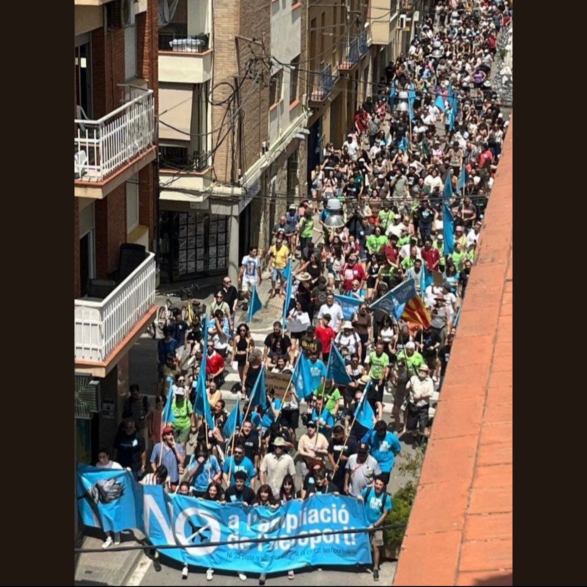 elbaixcat's tweet image. ✈️ Gran mobilització a #ElPrat: més de mil veïns i veïnes protesten contra l’ampliació de l’ #aeroport. Més info a 👉elbaix.cat/2025/06/15/gra… #BaixLlobregat  cc @niunpamdeterra