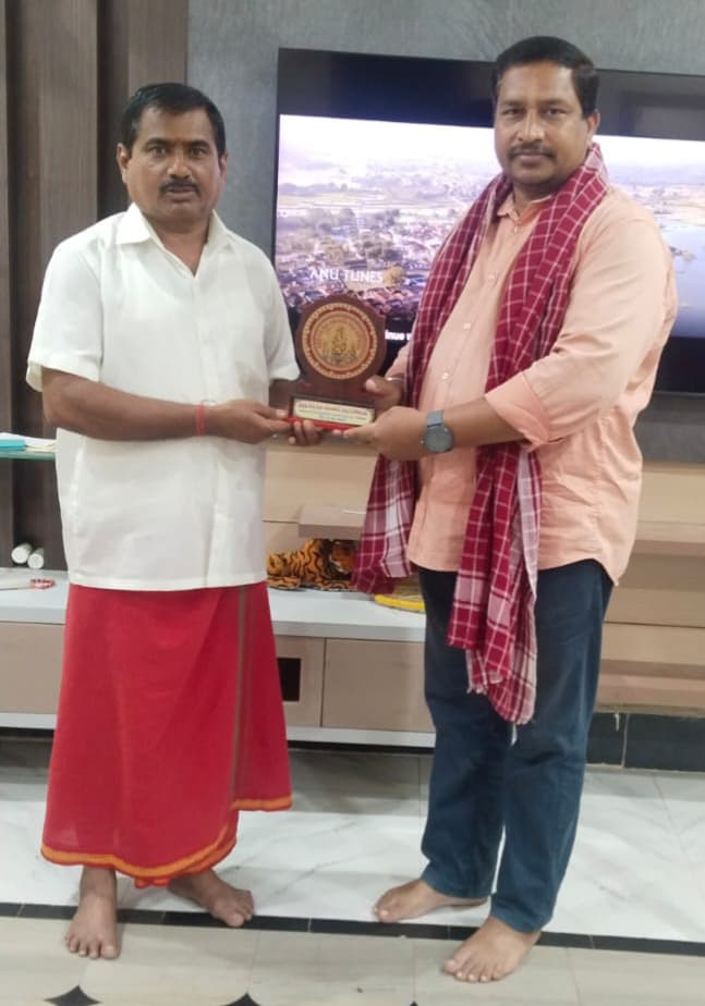 keshaboiena's tweet photo. ఈరోజు దమ్మాయిగూడ కూర్మ సంఘం అధ్యక్షుడు నరసింహ గారి ఆహువనం మెరకు వారి నివాసానికి  కేశబోయినేన.మహేష్ యాదవ్ వెలడం జరగింది వరు బీరప్ప షెల్డ్ మరియు శల్వా తో సత్కరించడం ��రగింది https://t.co/NTf17k4Ptt
