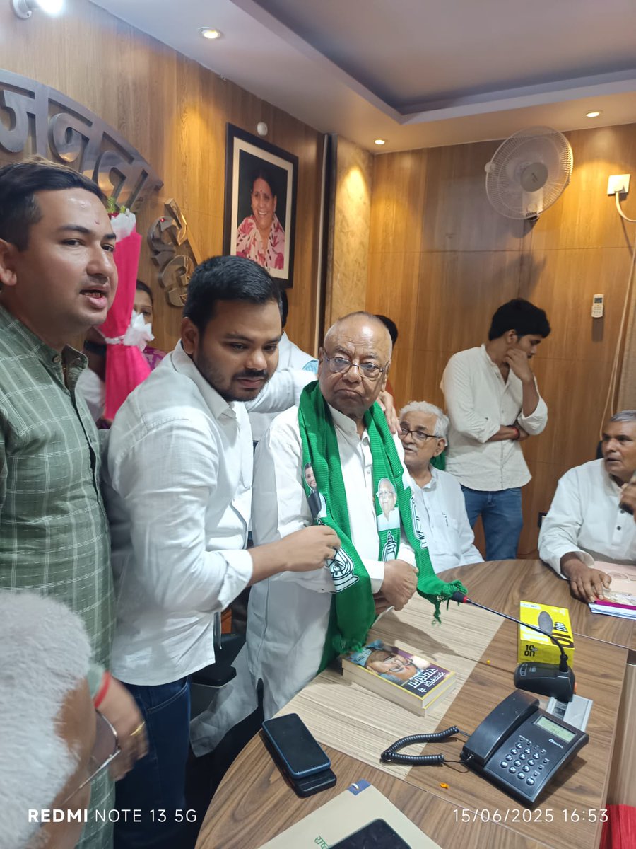 GagankumarRjd's tweet photo. R.J.D - राष्ट्रीय जनता दल  प्रदेश कार्यालय में पार्टी के नवनियुक्त प्रदेश अध्यक्ष आदरणीय श्री मंगनी लाल मंडल सर  से मिलकर उन्हें बधाई एवं शुभकामनाएं दिए 💐💐🙏🙏
@highlight @yadavtejashwi @RJDforIndia @sanjuydv https://t.co/itwGC68tkc