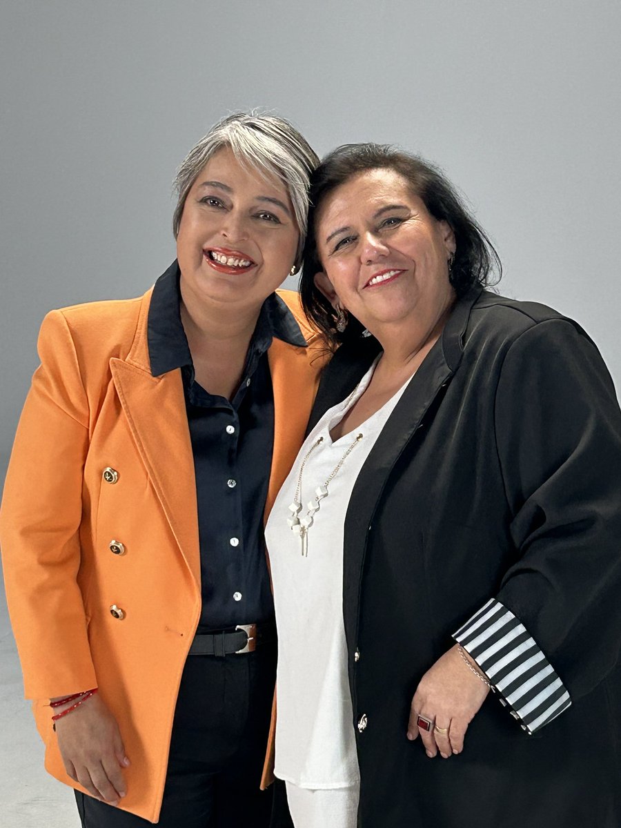 Lorena Pizarro Sierra (@lorenapizarros) on Twitter photo “Venga la esperanza, pase por aquí
Venga de cuarenta, venga de dos mil
Venga la esperanza de cualquier color
Verde, roja o negra pero con amor”.
Silvio Rodriguez.
Vamos todas y todos con <a href="/jeannette_jara/">Jeannette Jara Román</a>
Vamos todas y todos por un país mejor! ❤️ “Venga la esperanza, pase por aquí
Venga de cuarenta, venga de dos mil
Venga la esperanza de cualquier color
Verde, roja o negra pero con amor”.
Silvio Rodriguez.
Vamos todas y todos con <a href="/jeannette_jara/">Jeannette Jara Román</a>
Vamos todas y todos por un país mejor! ❤️