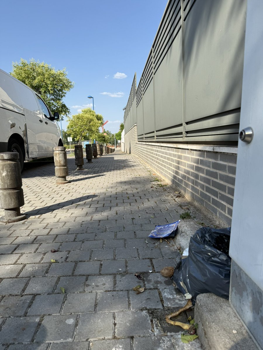 guiller_or's tweet photo. @AytoLeganes 
Parque Calle Osa Mayor Poza del agua ,todos los días lo mismo…..pañales, latas, basura, etc. El parque más grande de este tipo en Europa, necesitara por volumen de visitantes MÁS LIMPIEZA Y MÁS CONTROL https://t.co/2ahFAjzVJG