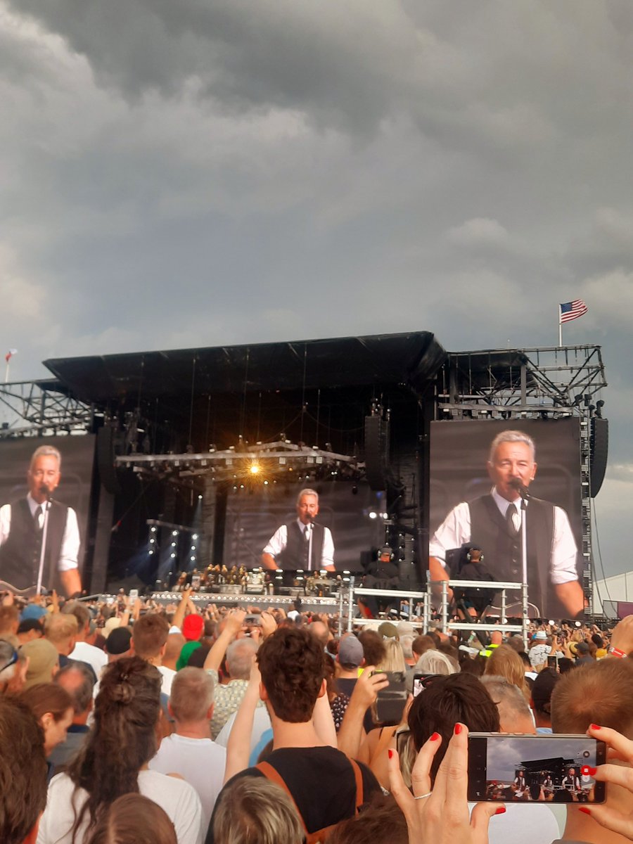 Is a dream a lie if it don't come true, 
or is it something worse..?

#Prague ❤️🇨🇿