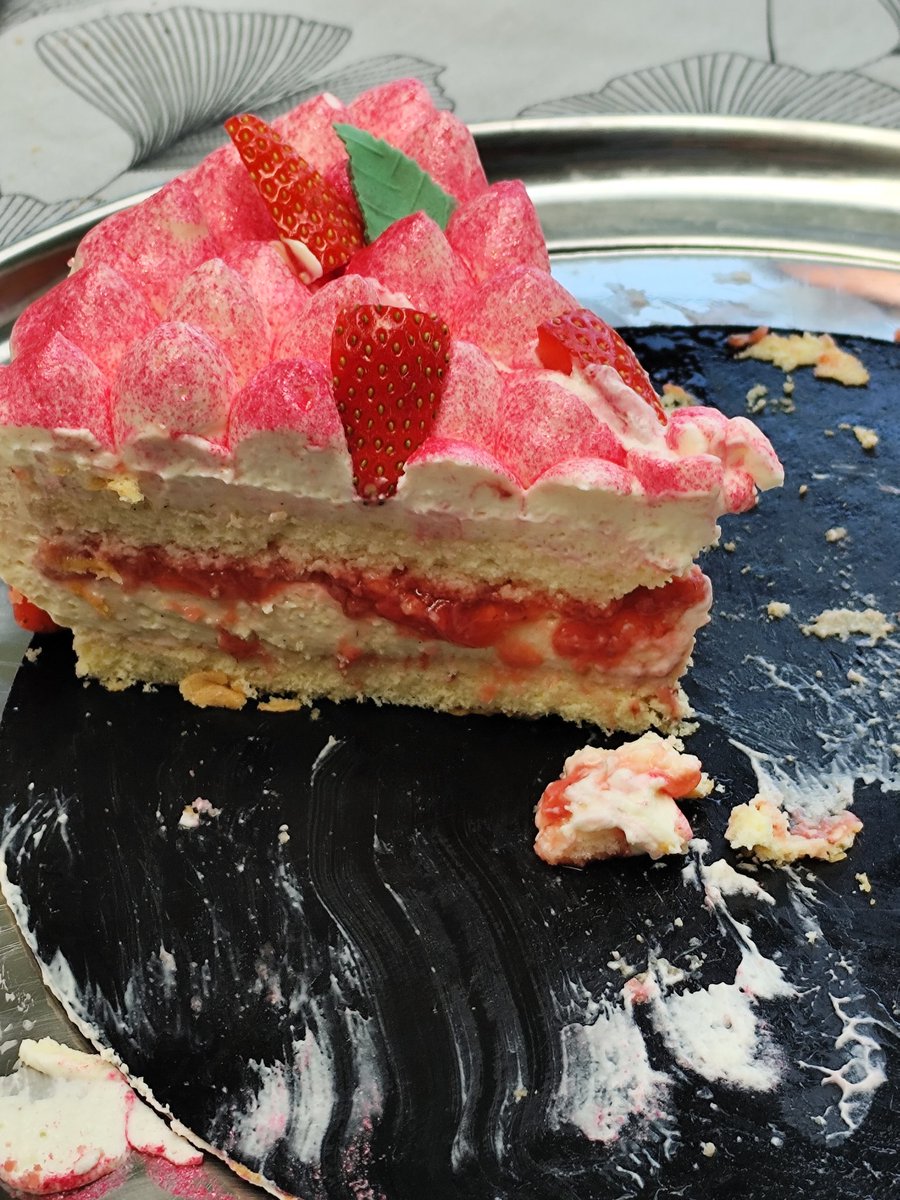 geg999's tweet photo. 2 gateaux ce week-end 
tarte choco , crunchy praliné feuillantine, ganache choco, ganache montée chocolat au lait, la meme a la vanille et caramel beurre salé.
Et un fraisier facon tiramisu, biscuit a la cuillere, confit de fraise, coulis de fraise 😊😋🎂 https://t.co/O3XoU0SVSO