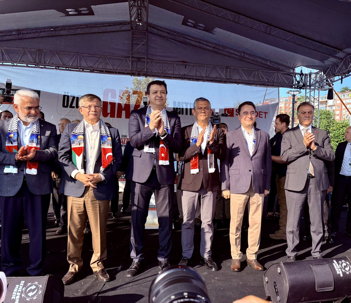 Katil İsrail Gazze’de soykırım yapıyor, dünya kör, sağır, dilsiz!

Zulme rıza göstermek de zulümdür! Zulüm nerede işlenirse işlensin zalime dur demek insan olarak hepimizin mesuliyetidir.

📍Üsküdar Meydanı 🇹🇷🇵🇸
 #ÖzgürGazze #FreePalestine