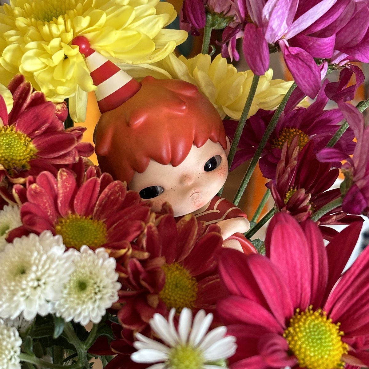 hiding between these beautiful flowers💐🫶🏻!!!!