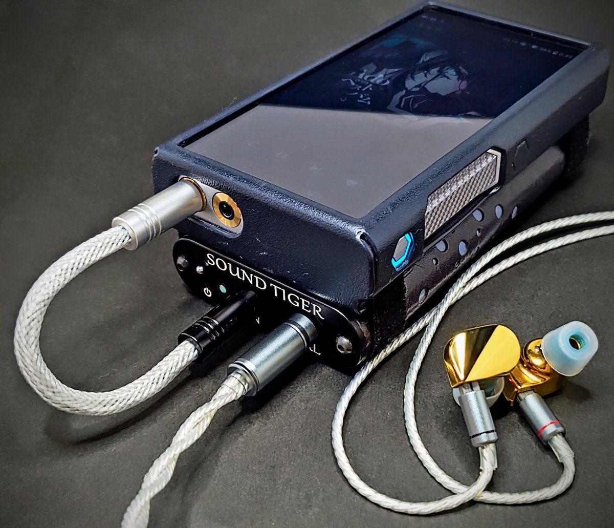 AIMSさんの純銅金メッキ4.4mm5極プラグを使ったICが完成しました
プラグカバーのカラーが2色あるので、IC作る時には上流↔下流の区別が付きやすくて便利ですね！