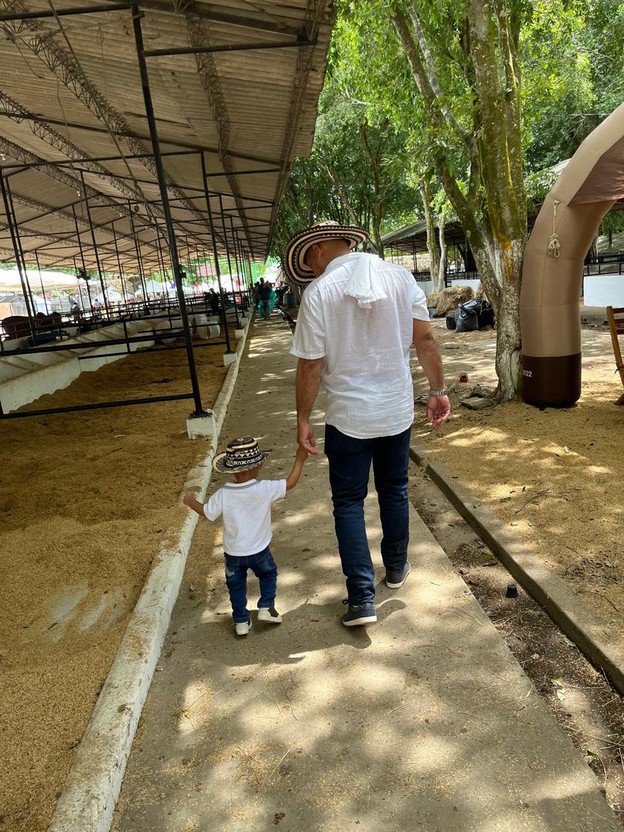 Tu esfuerzo silencioso es lo que sostiene nuestros sueños... feliz día del padre!
#DiaDelPadre #ConstruyendoGanaderia 
<a href="/Fedegan/">FEDEGAN</a> 
<a href="/jflafaurie/">José Félix Lafaurie</a> 
<a href="/Plsincelejogan1/">Sincelejo pasión ganadera</a>