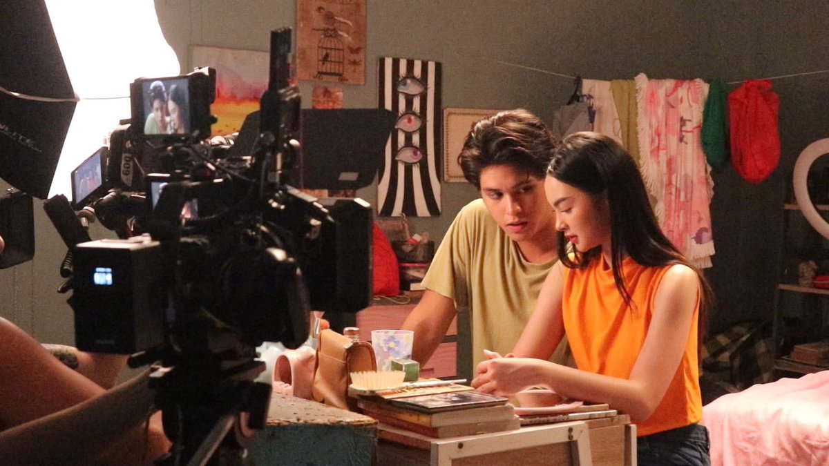 ofc_iwant's tweet photo. Secret’s out! Kyle Echarri and Kai Montinola are Team HaNie🤭💄

Watch them bring Hajie Alejandro and Lenie Aycardo’s story to life on this week’s #MaalaalaMoKaya episode!

Watch it this JUNE 21, 8:30 PM on Kapamilya Channel, Kapamilya Online Live, A2Z and AllTV. Director’s Cut comes out 72 hours in advance on iWantTFC.

#MMKoniWant @RCDNarratives @MMKOfficial @kakaimontinolaa @kyle_echarri