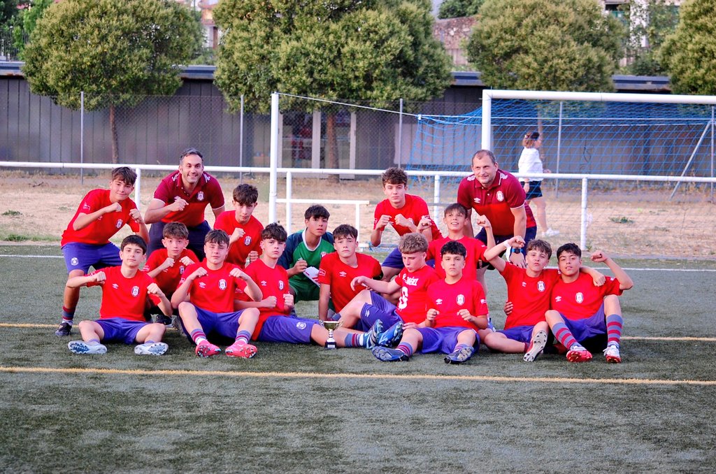 ✅ El Infantil A ha participado en el torneo futbol base de Piedralaves quedando campeones del mismo y  demostrando los chicos en nivel que tienen.
#VamosRealÁvila ♥️💙