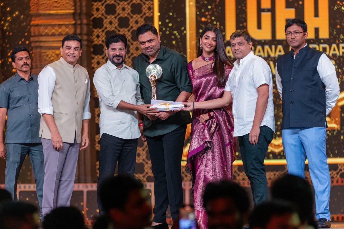 SVC_official's tweet image. Honoured to have received the Telangana Gaddar Film Awards for three of our most cherished films ✨ 

#Shatamanambhavathi (2016 – Best Film)
#Fidaa (2017 – 2nd Best Film)
#Maharshi (2019 – Best Film)

We’re thankful to the Government of Telangana for instituting these prestigious