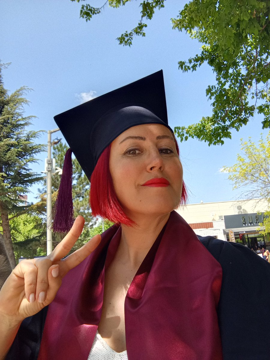 Bir kez iş sebebiyle, bir kez de taşınma sebebiyle iki yıl uzatmak zorunda kaldığım Anadolu Üniversitesi Açık Öğretim Felsefe bölümünden mezun oldum nihayet🥳🥳 Hukuk ya da Psikoloji'yi de açık yaparsanız aynen devam ederim bu gazla🙃🙂
