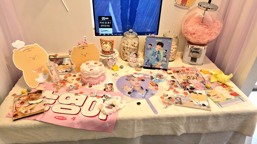 오늘도 H님과 홋님 생카 순회를 돌았다요~ 생카 이름들도 가물하여... 해시태그나 이름 언급은 사진에 있을때 하겠어요 암튼 그렇게 가장 처음 방문하게 된 #Unzip_the_memories_in_호시집 입장하니 계산대 옆에 올해 호시 버스데이 패키지 있어서 넘 조앗어요 사진 보니까 살걸 하는 후회가...