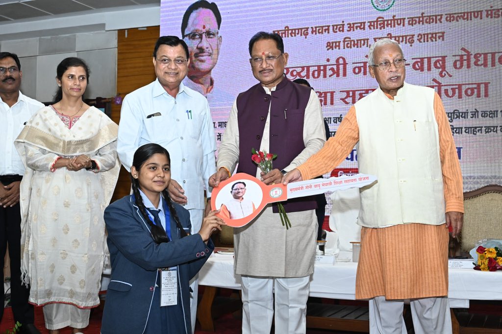 CMO Chhattisgarh (@chhattisgarhcmo) on Twitter photo рд╢реНрд░рдорд┐рдХ рдкрд░рд┐рд╡рд╛рд░реЛрдВ рдХреЗ рд╕рд╢рдХреНрддрд┐рдХрд░рдг рдФрд░ рдЙрддреНрдерд╛рди рдХреЗ рд▓рд┐рдП рд╕рдорд░реНрдкрд┐рдд рд╣реИ рд╕реБрд╢рд╛рд╕рди рд╕рд░рдХрд╛рд░ред рд╢реНрд░рдорд┐рдХреЛрдВ рдХреА рд╢реНрд░рдо рд╢рдХреНрддрд┐ рд╕реЗ рд╣реА рд╡рд┐рдХрд╕рд┐рдд рднрд╛рд░рдд-рд╡рд┐рдХрд╕рд┐рдд рдЫрддреНрддреАрд╕рдЧрдврд╝ рдХрд╛ рдирд┐рд░реНрдорд╛рдг рд╣реЛрдЧрд╛ред рд╢реНрд░рдорд┐рдХ рдкрд░рд┐рд╡рд╛рд░реЛрдВ рдХреЗ рд╕рд╢рдХреНрддрд┐рдХрд░рдг рдФрд░ рдЙрддреНрдерд╛рди рдХреЗ рд▓рд┐рдП рд╕рдорд░реНрдкрд┐рдд рд╣реИ рд╕реБрд╢рд╛рд╕рди рд╕рд░рдХрд╛рд░ред рд╢реНрд░рдорд┐рдХреЛрдВ рдХреА рд╢реНрд░рдо рд╢рдХреНрддрд┐ рд╕реЗ рд╣реА рд╡рд┐рдХрд╕рд┐рдд рднрд╛рд░рдд-рд╡рд┐рдХрд╕рд┐рдд рдЫрддреНрддреАрд╕рдЧрдврд╝ рдХрд╛ рдирд┐рд░реНрдорд╛рдг рд╣реЛрдЧрд╛ред
