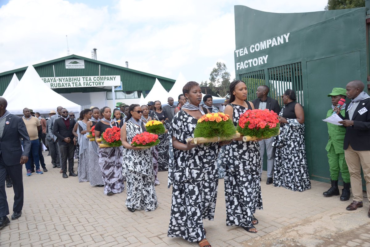 JustinNsengima's tweet photo. Umunyamabanga Nshingwabikorwa w'Intara y'Iburengerazuba Uwambajemariya Florence yifatanyije   n'abakozi buruganda rwa Rubaya mu 
gikorwa cyo kwibuka ku nshuro ya 31 jenoside yakorewe Abatutsi @Unity_MemoryRw
@RwandaWest @RwandaLocalGov @RwandaRemembers 
#Kwibuka31 https://t.co/GEju5NRRe9
