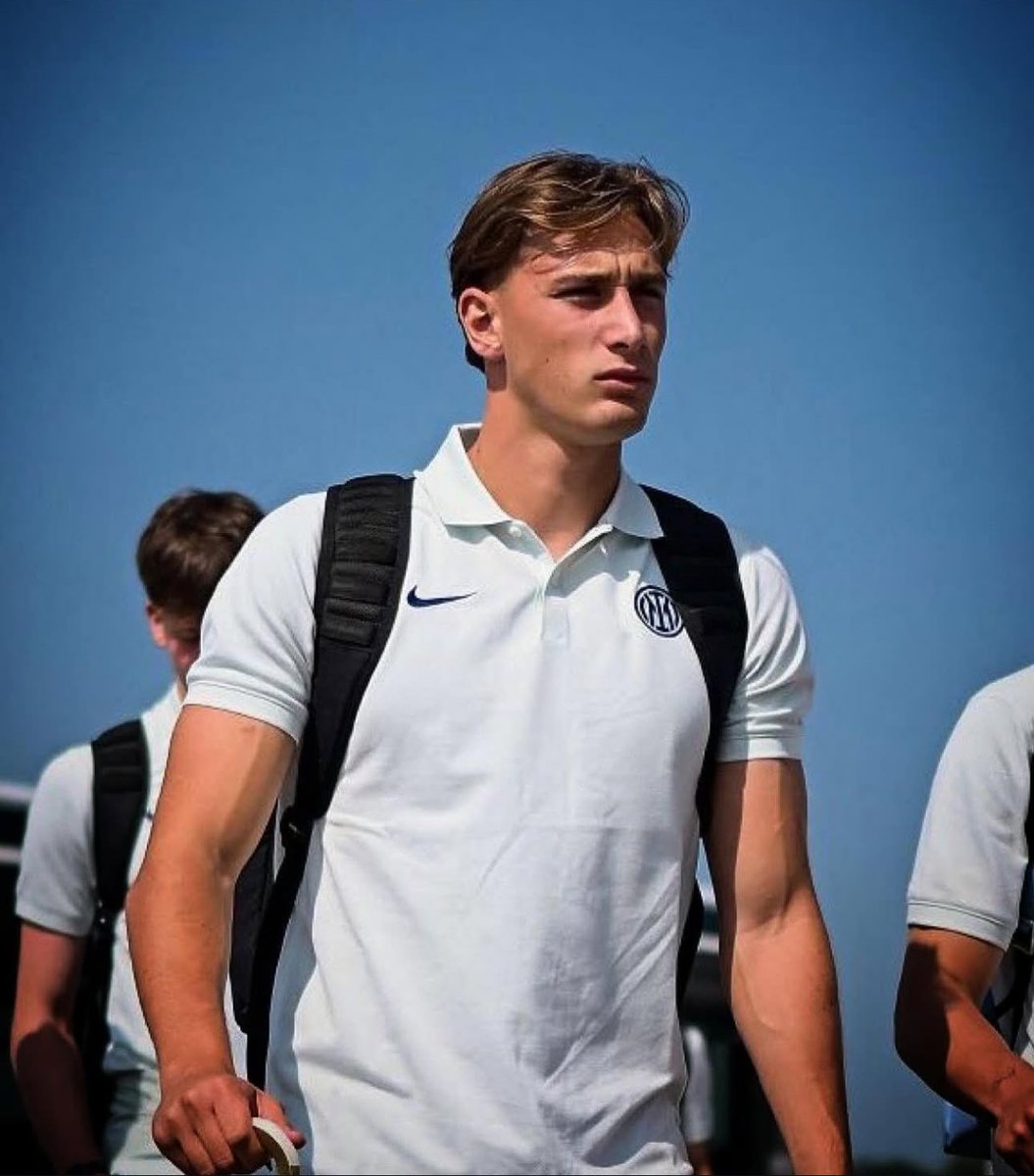 _Luca_Vaccaro's tweet photo. Due anni fa è arrivato allo #Spezia bambino e se n’è andato da uomo. Non solo una questione fisica (evidente), ma anche di testa e personalità. 
#Inter tra le mani ha un gioiello di valore inestimabile. 
Pio #Esposito può arrivare dove vuole. È solo questione di tempo https://t.co/92im8L7XuT