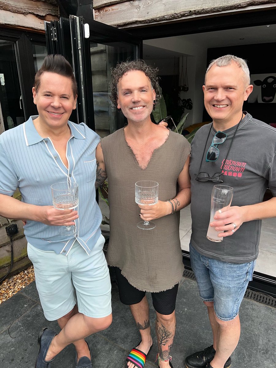 glenchevannes's tweet image. Glorious BBQ hosted by @s14stu and Iain at their exquisite country home. Delicious food & company and bags of fun - haven’t laughed so much in ages. So good to catch up with everyone 🍗 🥂☀️❤️