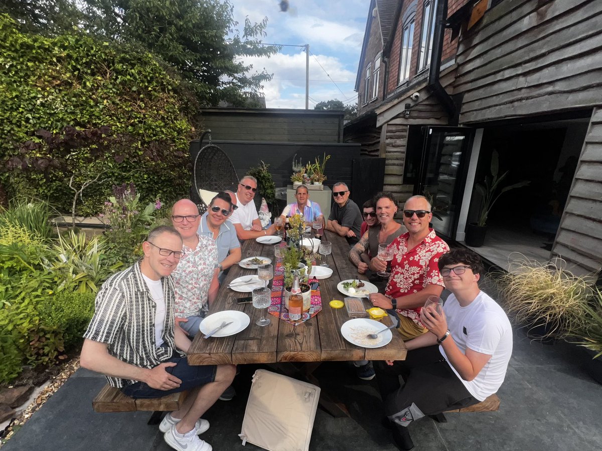 glenchevannes's tweet image. Glorious BBQ hosted by @s14stu and Iain at their exquisite country home. Delicious food & company and bags of fun - haven’t laughed so much in ages. So good to catch up with everyone 🍗 🥂☀️❤️