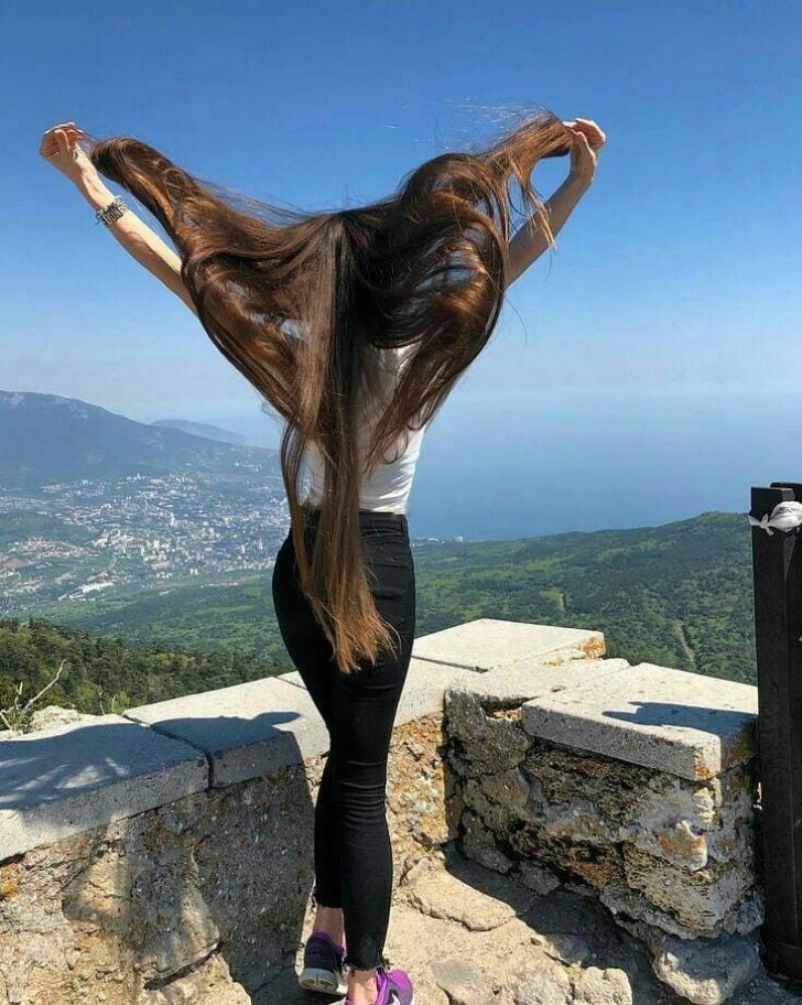 لا شيء في هذه الحياة يستحق أن تهتز أرواحنا نحن نستحق كل ما هو جميل 🤍