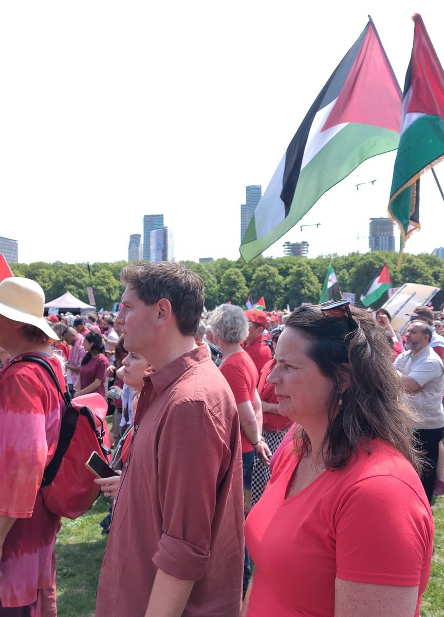 Met <a href="/jpaternotte/">Jan Paternotte</a> en vele anderen op het Malieveld, net voordat er weer een #rodelijn dwars door Den Haag getrokken wordt tegen de mensenrechtenschendingen in #Gaza