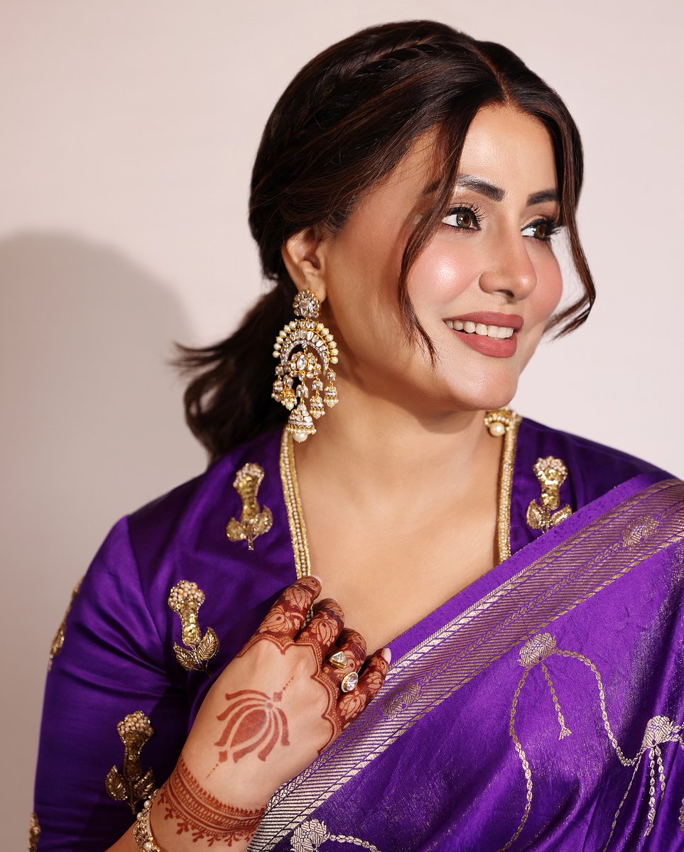Hina Khan Looks Stunning In A Saree As She Radiates That Post-Marriage Glow! ✨💫

Who Else Is Loving Her New Bride Vibes? 👰🏻‍♀️💖

#HinaKhan #PostWeddingGlow #SareeGoals #GlamQueen #NewlyMarried #Tellyglamour #TVCelebs #Television