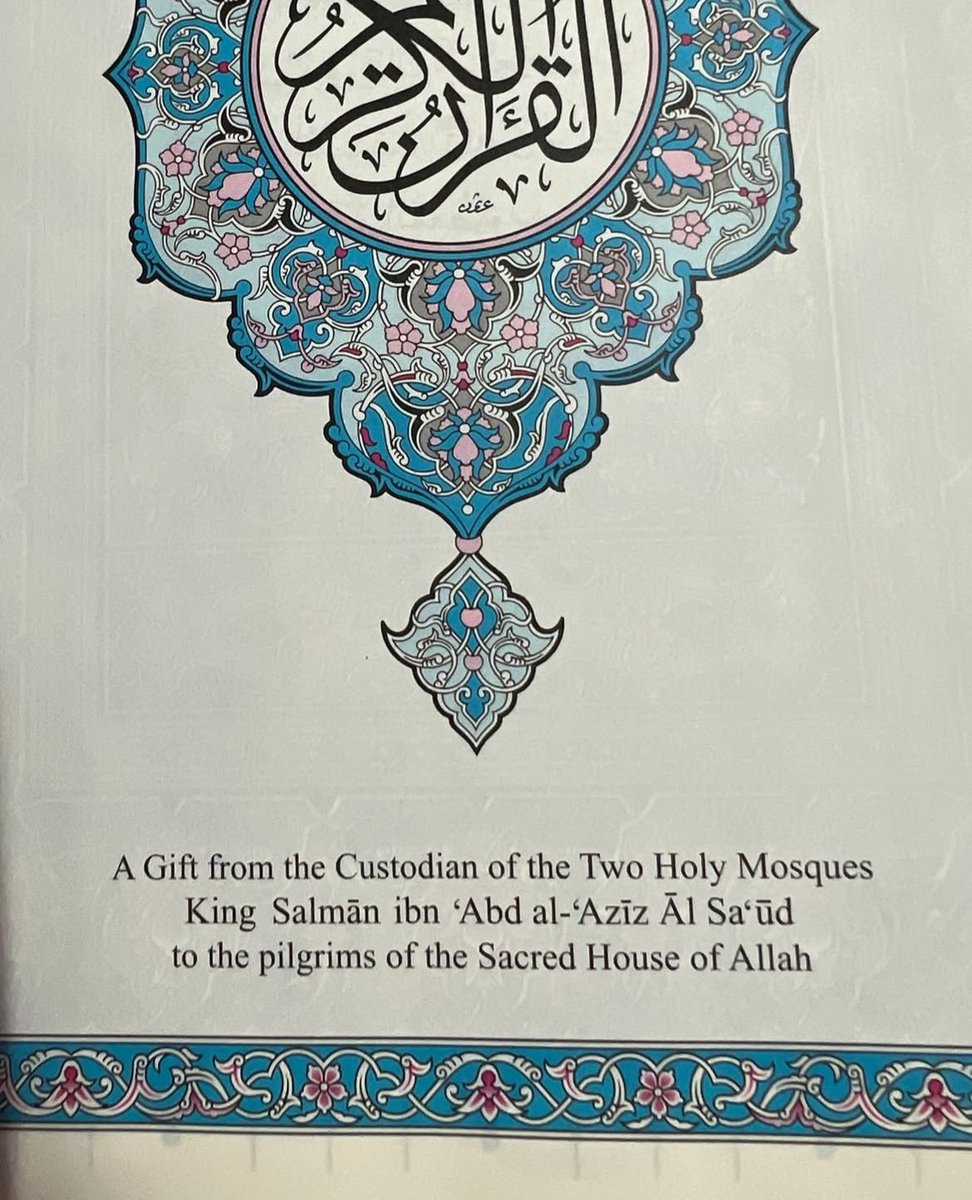 🚨 Ces exemplaires du Coran sont distribués dans les aéroports aux pèlerins du Hajj lors de leur départ en tant que cadeau !

Il est écrit à l’intérieur : « Un cadeau du Gardien des Deux Saintes Mosquées, le roi Salmān ibn ʿAbd al-ʿAzīz Āl Saʿūd, aux pèlerins de la Maison Sacrée