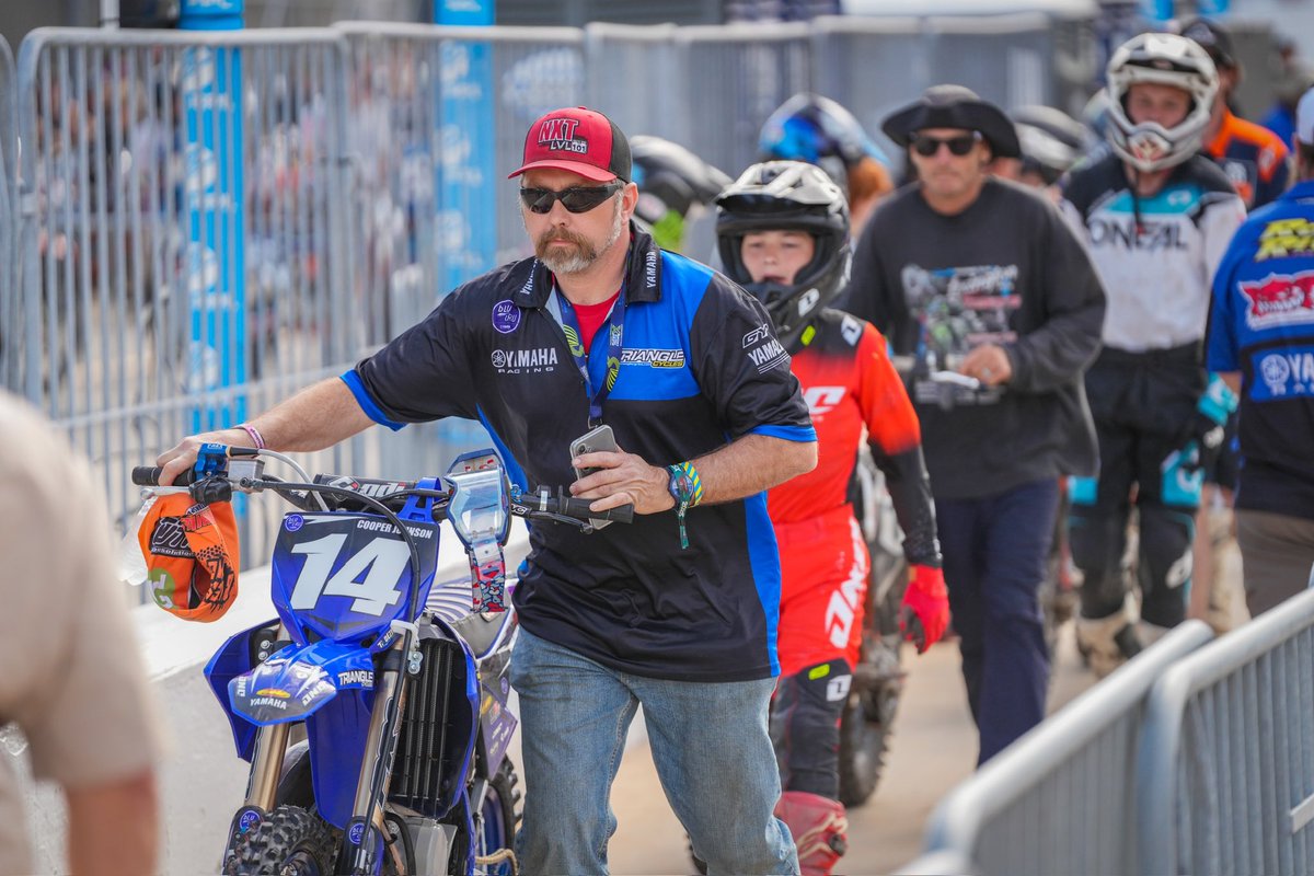 Happy Fathers Day all you moto dads 🏁 Thank you for everything you do and racing together as a family 🤘 #RCSX
