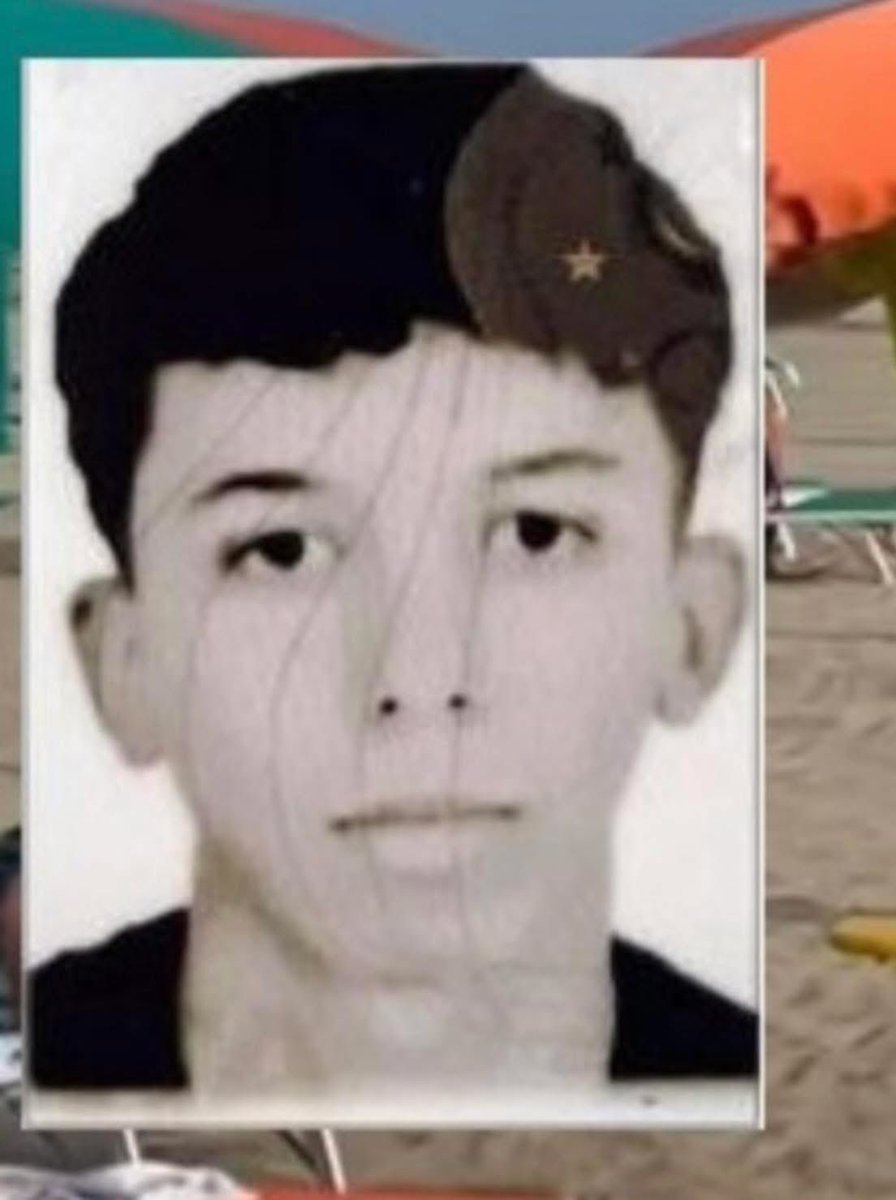 Aveva solo sedici anni, Aymane El Dafali.
Sedici anni appena. Era arrivato in Italia tre anni fa, dal Marocco. Viveva a Rovigo. Aveva sogni, amici, una vita davanti.

Ma ieri il mare ha deciso di prenderselo.
Era al Lido degli Estensi, insieme a tre amici, su un pedalò. Una