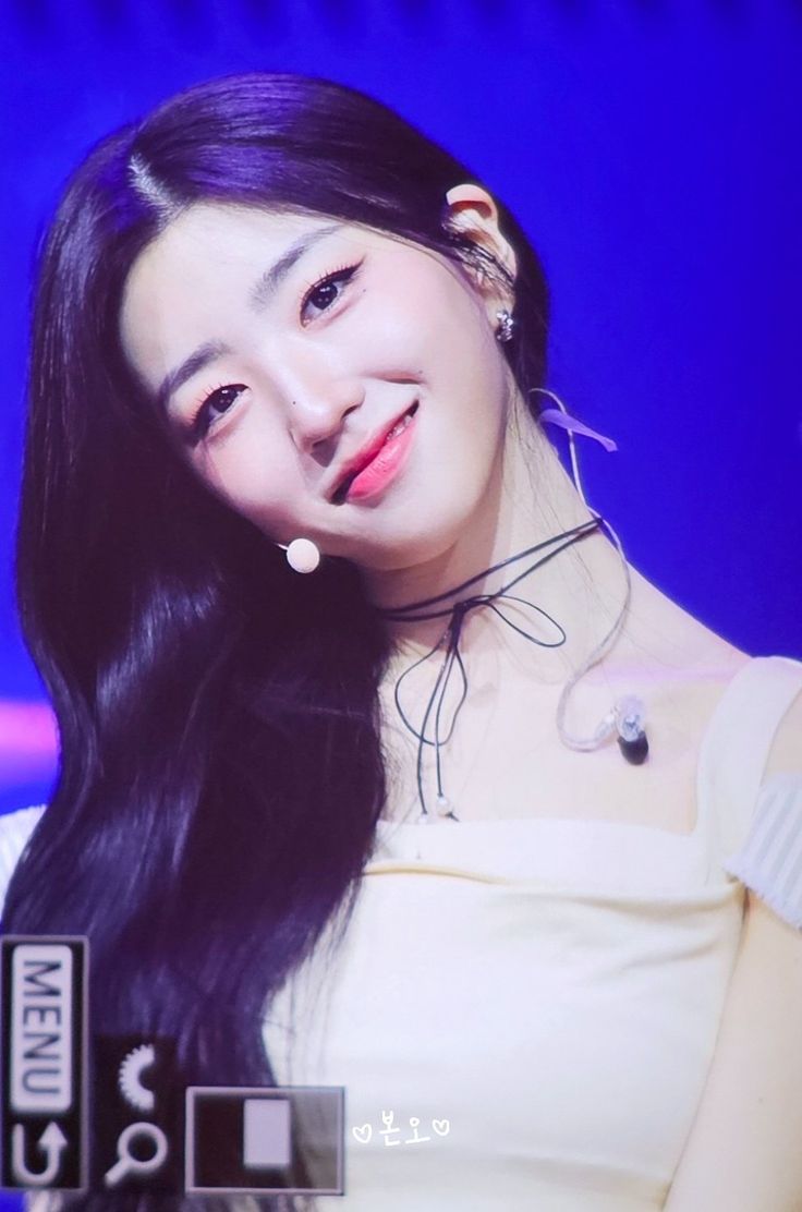 subofHaevan's tweet photo. @ofFluffyHaevan @sungcfhan @oChengxia Anna melangkah maju, tangan memegang mic sembari tersenyum lebar

“Haaaaaiiii La Petite Sliceeeee!!! Anna datenggg bawa vibes syedihhh dan sedikit air mat eokkkka. Eh, belum-belum udah drama ya? Wkwkwk~” https://t.co/xSLYydGMVK
